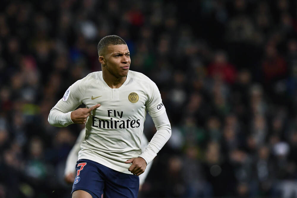 两手不够拿！亚马尔环足奖获颁三座奖杯，晒视频满载而归😎